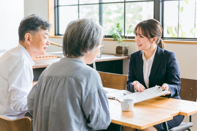 相談を受ける老夫婦