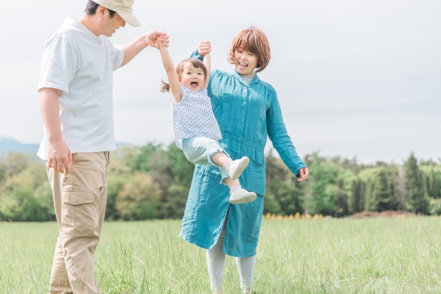 公園で遊ぶ家族